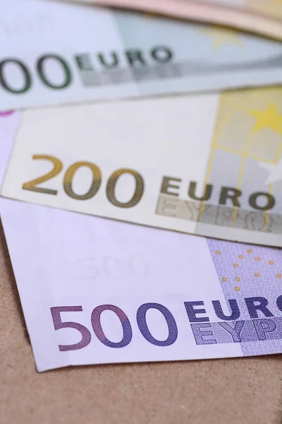 Varios billetes en euros. Concepto de dinero europeo. De cerca. — Foto de Stock