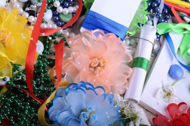 Mutlu Sevgililer günü kartı masada Sanat dekorasyonu ile. Kırmızı kalp