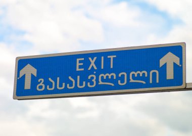 Mavi gökyüzüne karşı çıkış işareti