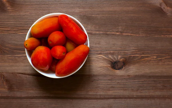 Tomates en un plato —  Fotos de Stock