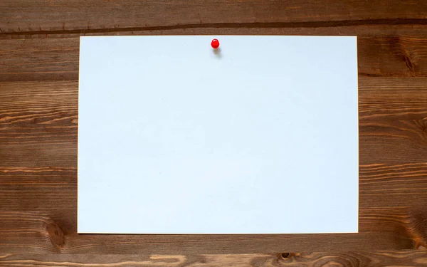 Den vitt ark på en trä bakgrund — Stockfoto