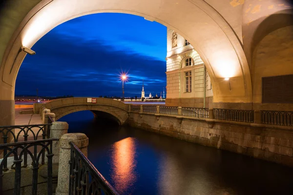 Noční Petrohrad a Peter a Paul pevnosti — Stock fotografie