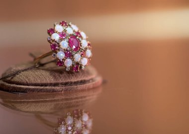 Bir halka şeklinde mücevher