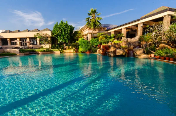 Piscina junto al edificioen — Foto de Stock