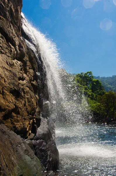 Cascade et montagne — Photo