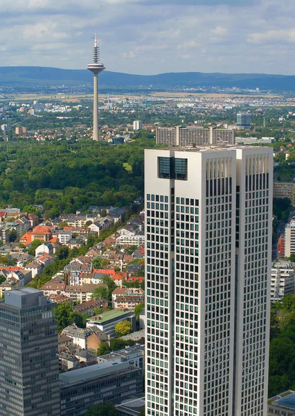 Arranha-céu contra o fundo da torre de TV em Frankfurt a — Fotografia de Stock