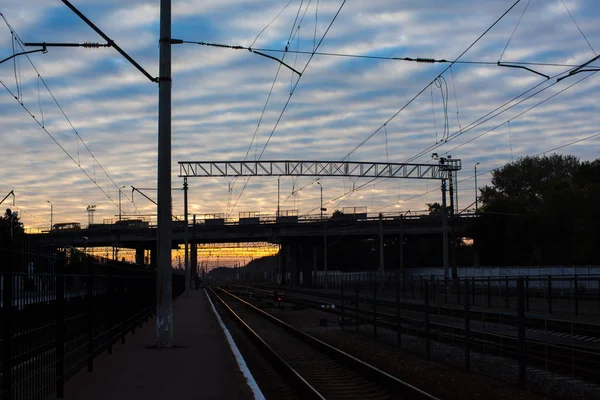 Залізничні колії на тлі заходу сонця — стокове фото