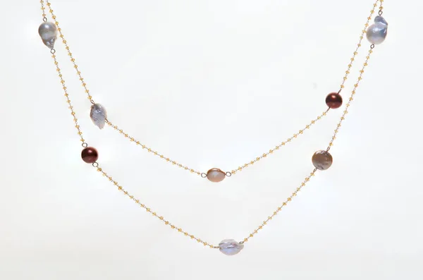 Smycken, halsband på neutral vit bakgrund — Stockfoto