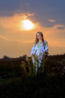 gün batımında güzel kadın