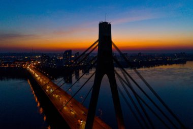 Köprünün hemen hemen tarafından Kiev