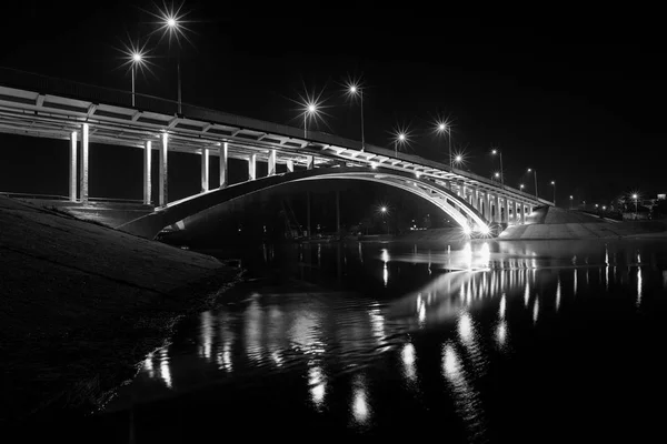 Ponte notturno. Hydropark, Kie — Foto Stock