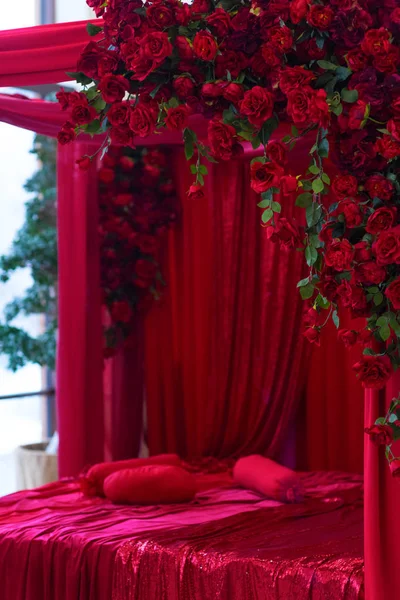 Cama roja y flor — Foto de Stock