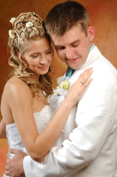 Фото нареченого і нареченого на день весілля зйомки вираження радості — стокове фото