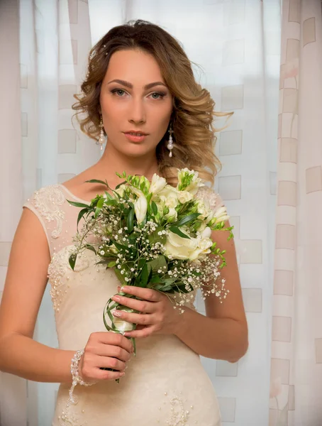 Braut mit Strauß im Hochzeitsdres — Stockfoto