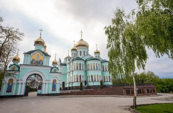 Église orthodoxe dans le village de Banchen — Photo