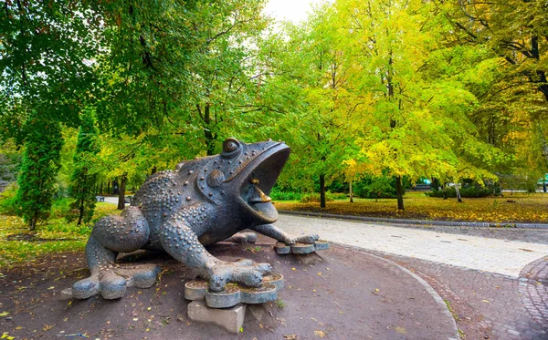 Monumento ad una rana nel parco di Kie — Foto Stock