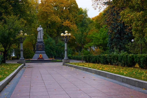 Пам'ятник Ватутін в парку від — стокове фото