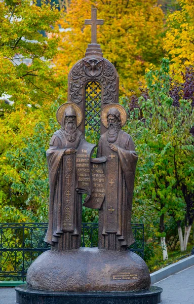 Памятник Антонию и Феодосию в Киево-Печерской лавре — стоковое фото