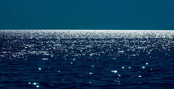 Línea del horizonte en el mar — Foto de Stock