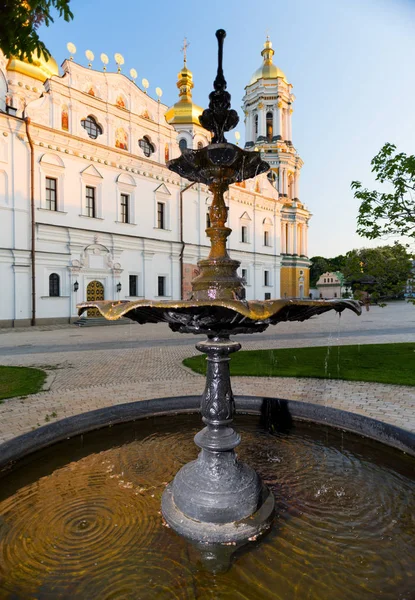 キエフ ・ ペチェールシク大修道院の噴水 — ストック写真