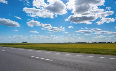 Autobahn mavi gökyüzü arka plan üzerinde