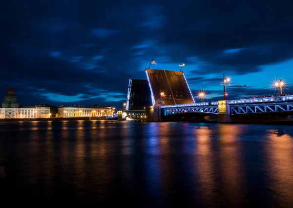 Zchátralý most v Petrohradě — Stock fotografie