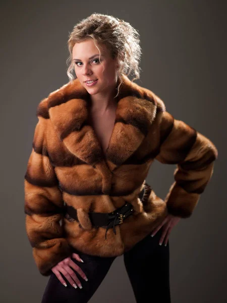 Woman in a fur coat — Stock Photo, Image