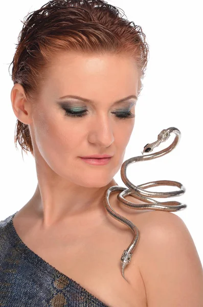 Junge Frau und Dekoration in Form einer Schlange — Stockfoto