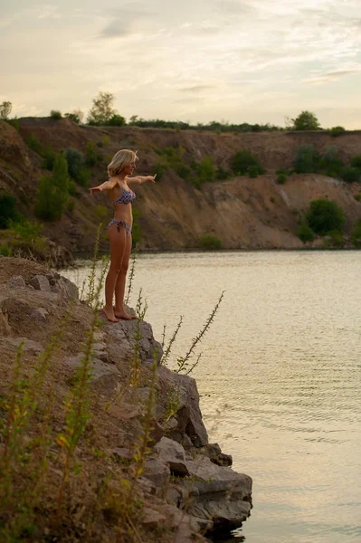湖の休憩時間に水着の若い女性 — ストック写真
