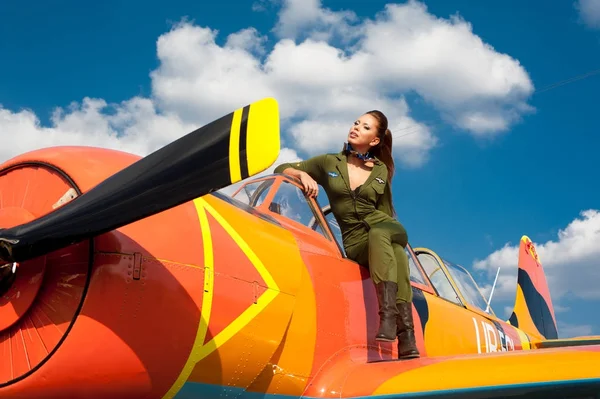 Junge Frau in Militäruniform im Flugzeug — Stockfoto