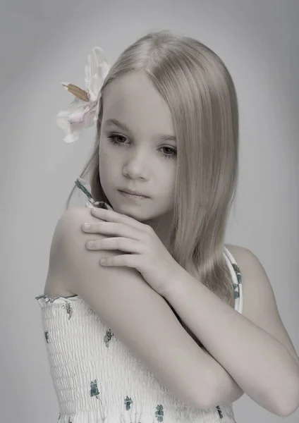 Little girl with a flower — Stock Photo, Image