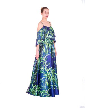 Uzun elbiseli bir kadın