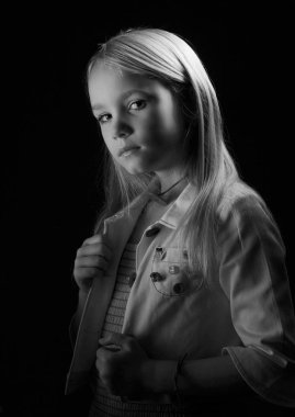 bir kızın siyah beyaz portresi