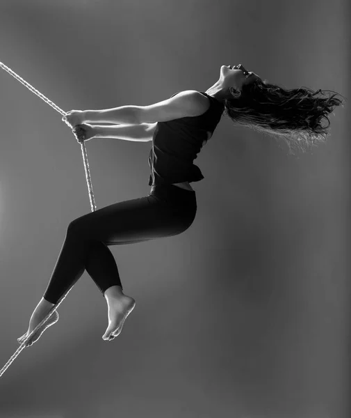 Una ragazza è appesa ad una corda — Foto Stock