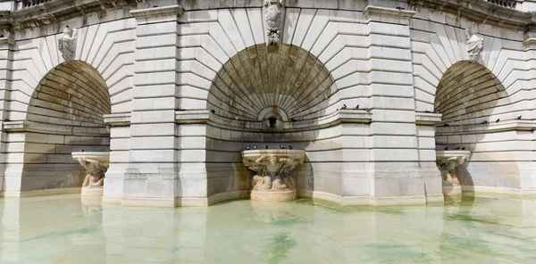 パリのモンマルトルの寺院の噴水 — ストック写真