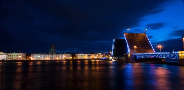 サンクトペテルブルクの橋の夜景は — ストック写真