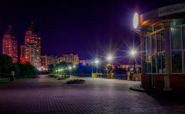 Argine notturno su Obolon.Kiev — Foto Stock
