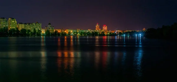 Ночная набережная на Оболони. Киев — стоковое фото