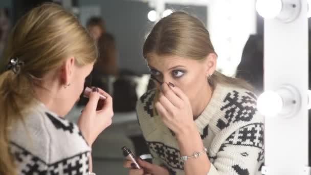 Mujer Joven Haciendo Maquillaje — Vídeo de stock