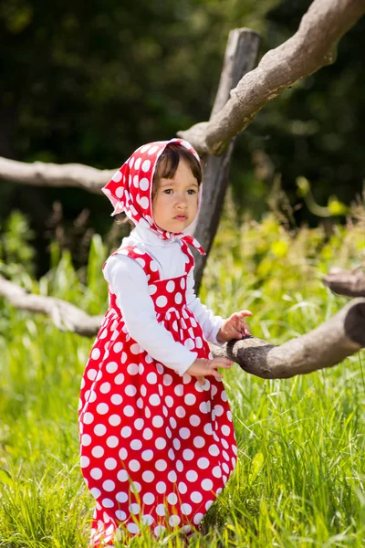 Uma menina em um sarafan — Fotografia de Stock