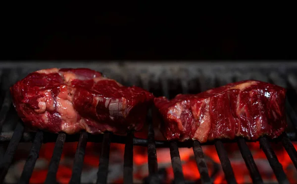 Biefstuk vlees wordt op het vuur gekookt — Stockfoto