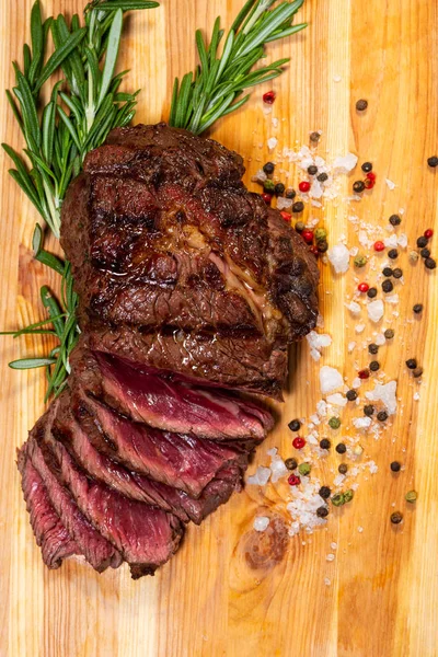 Bife de carne em uma tábua de madeira — Fotografia de Stock