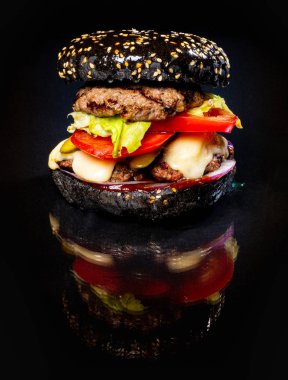 Sığır eti ve peynirli burger