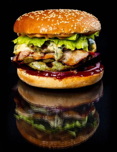 Burger with beef and cheese — Stock Photo, Image