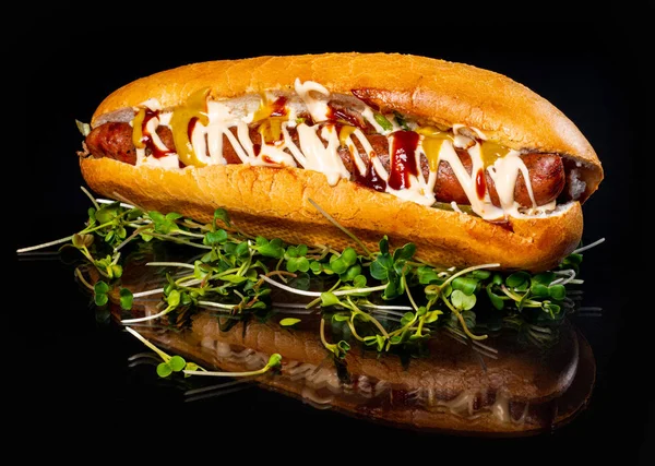 Hot Dog mit Sauce — Stockfoto