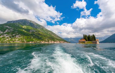Budva şehrinin yakınında bir ada