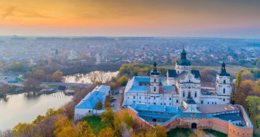 Berdichev 'deki manastır bir tepeden