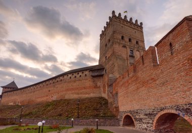 Lutsk şehrindeki boş bir parkın manzarası.