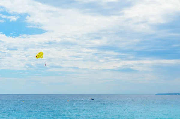 Paraquedas e mar. Cannes, Franc — Fotografia de Stock