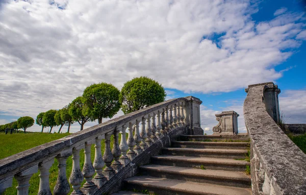 Park med inslag av arkitektur — Stockfoto